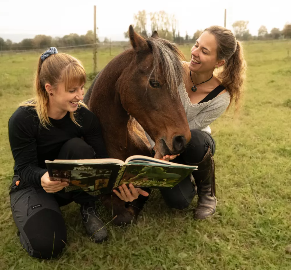 Jana & Sofie mit Pony Whisper